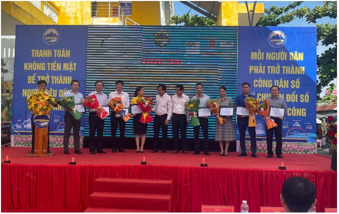 VNPT Đà Nẵng: Hỗ trợ Chương trình Ngày hội không dùng tiền mặt tại Chợ Túy Loan