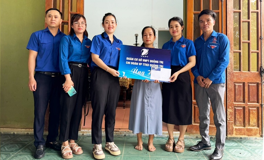 Đoàn thanh niên VNPT Quảng Trị hỗ trợ gia đình anh Nguyễn Phước và các học sinh nghèo vượt khó tại huyện Hướng Hóa